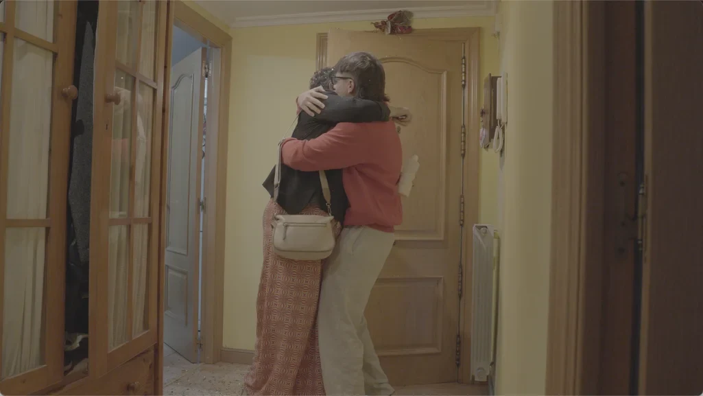 Un abrazo en el pasillo de casa