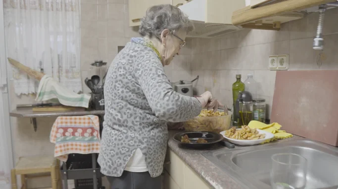 Mi abuela preparando la comida en nuestra cocina