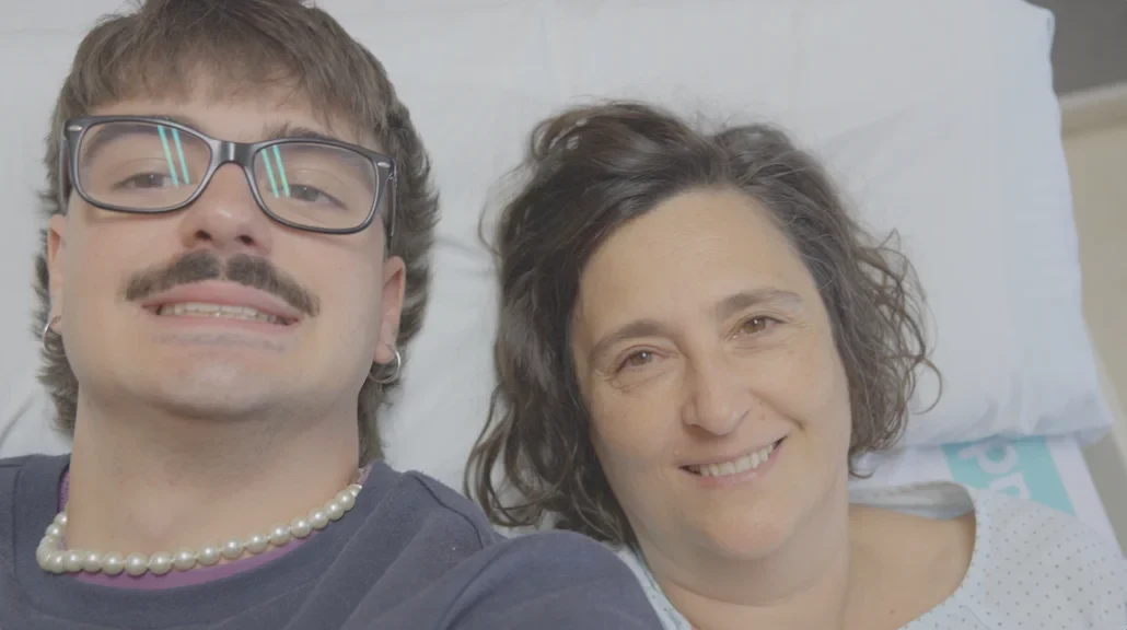 Alejandro Boned junto a su madre, los dos sonriendo